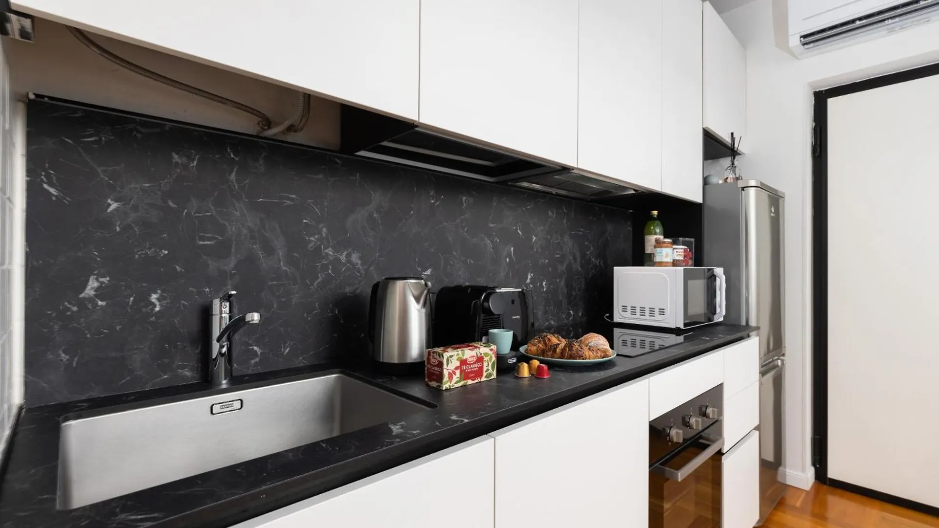 I M1-M2 2Min I Strategic, Modern, Quiet Apartment Milan 0*,  Italy