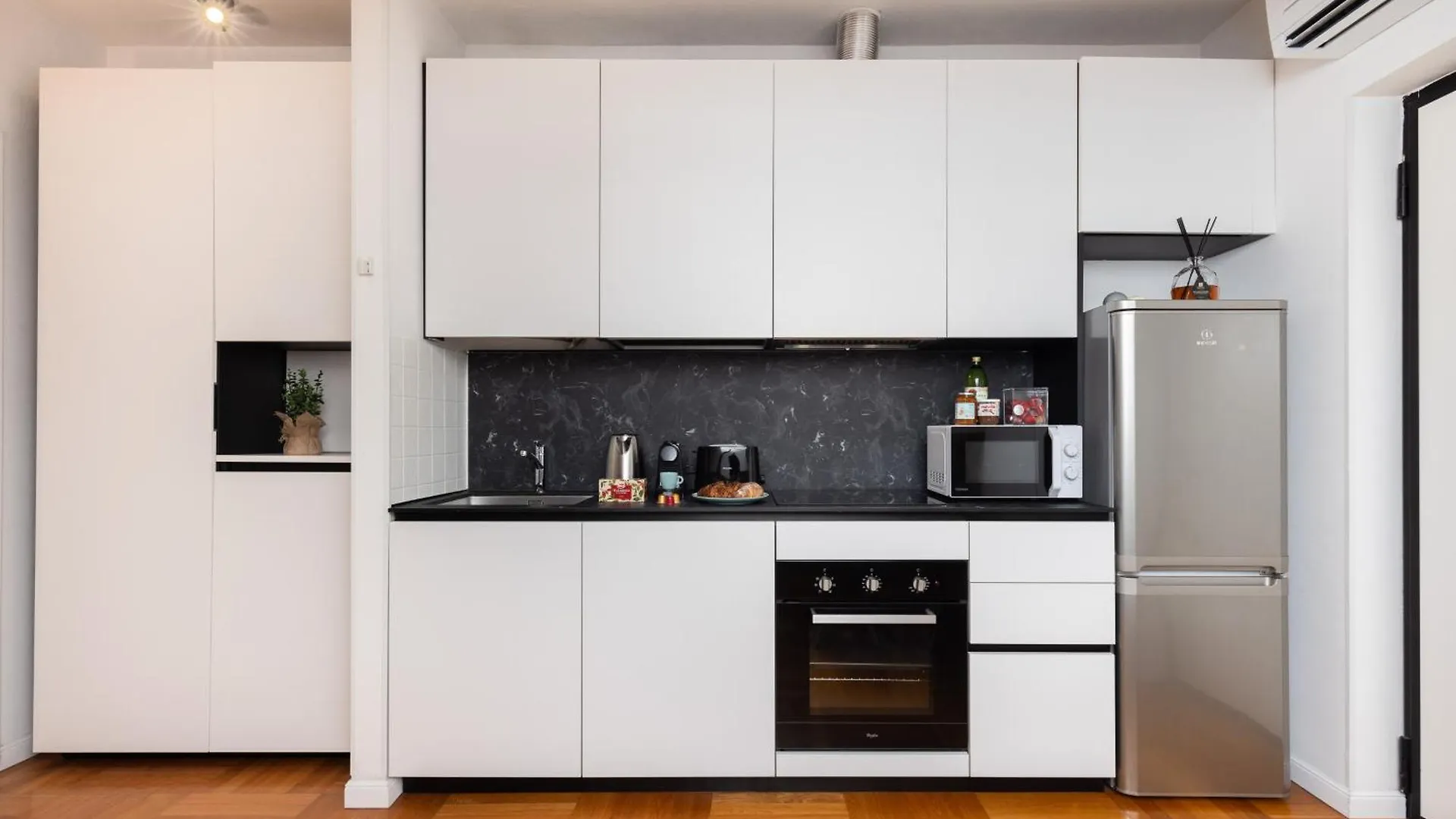 I M1-M2 2Min I Strategic, Modern, Quiet Apartment Milan 0*,  Italy